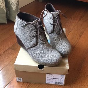 Tom’s Desert Wedge Brown Wooven Diamond Size 9